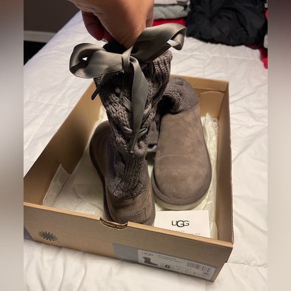 Women’s size 6 authentic uggs, never worn/new, didn’t fit me - Picture 3 of 7